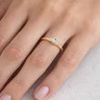 Elegáns arany kísérő gyűrű hölgy kezén