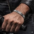 atlantiszi szimbólum karkötő férfi csuklón viselve motoros stílusban