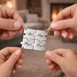 Ezüst puzzle medál viselve kézben tartva, a méret és a finom kidolgozás bemutatása