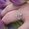 hamsa gyűrű női kézen közelről részletgazdag kidolgozás