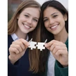  barátság puzzle medál két lány kezében mutatva a Heim Ékszer webáruháztól