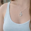 OHM, AUM jel szimbólum ezüst medál közelről