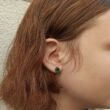 Ezt az elegáns smaragdzöld színű kővel díszített fülbevaló, medál, nyaklánc szettet, mely nyugtatóan hat testre és lélekre egyaránt, ajánljuk zöld szemű hölgyeknek, akik szeretik a különleges ékszereket.