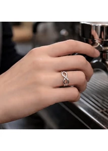 ezüst végtelen jeles gyűrű elegáns minimalista stílusban
