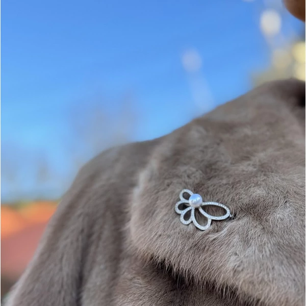 Elegáns ezüst bross cirkónia kövekkel és gyönggyel