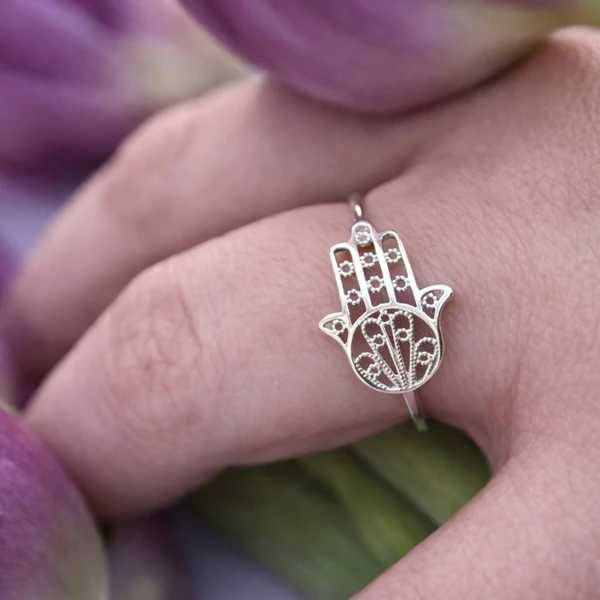 hamsa gyűrű női kézen közelről részletgazdag kidolgozás