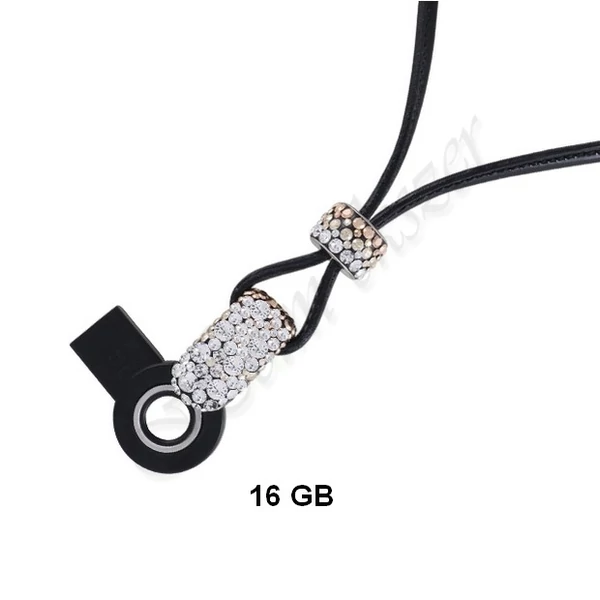 Pendrive medál nyaklánc Swarovski kövekkel díszítve Heim Ékszer webáruház