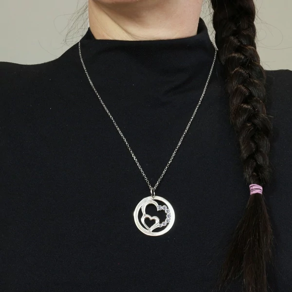 szives-csakra-medal-nyakban-fotozva-heim-ekszer-webaruhaz1